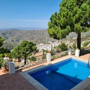 Lovely 2 Bed With Stunning Views & Pool Apartment